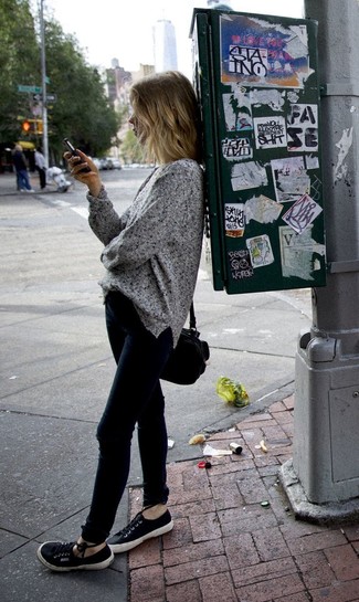 Какие свободные свитера носить с черными низкими кедами