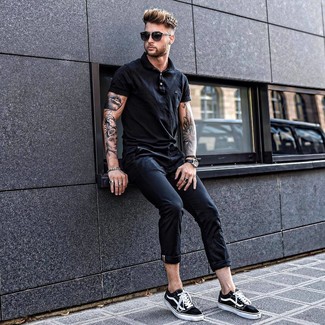 Какие футболки-поло носить с черными низкими кедами мужчине