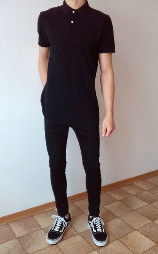 Какие футболки-поло носить с черными низкими кедами мужчине