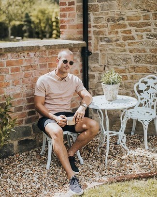 Какие футболки-поло носить с черными низкими кедами мужчине