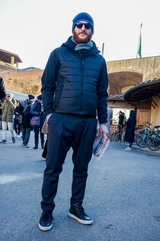 Какие куртки-пуховики носить с черными низкими кедами мужчине