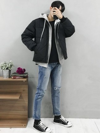 Какие куртки-пуховики носить с черными низкими кедами мужчине