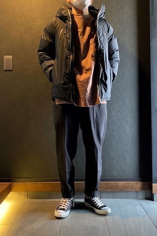 Какие куртки-пуховики носить с черными низкими кедами мужчине