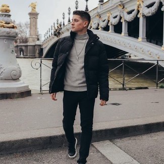 Какие куртки-пуховики носить с черными низкими кедами мужчине