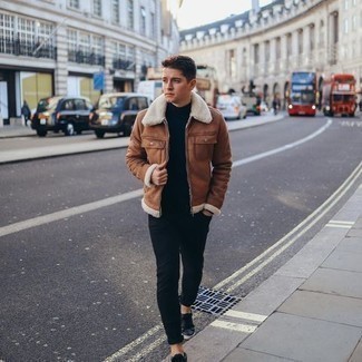 Какие короткие дубленки носить с черными низкими кедами мужчине