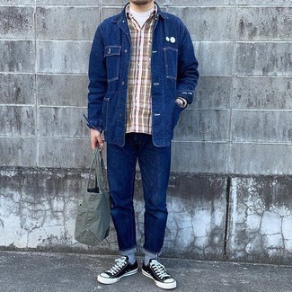 Какие куртки-рубашки носить с черными низкими кедами мужчине