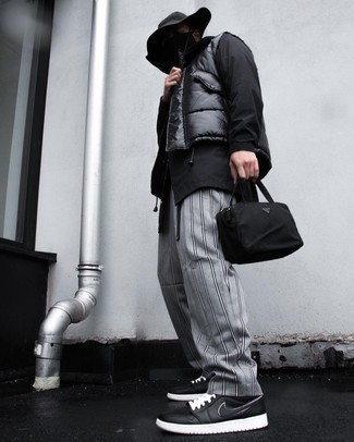 Какие куртки-рубашки носить с черными низкими кедами мужчине