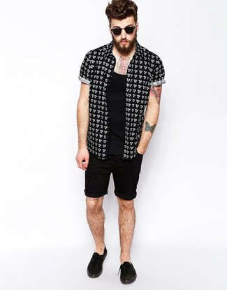 Какие шорты носить с черными низкими кедами мужчине