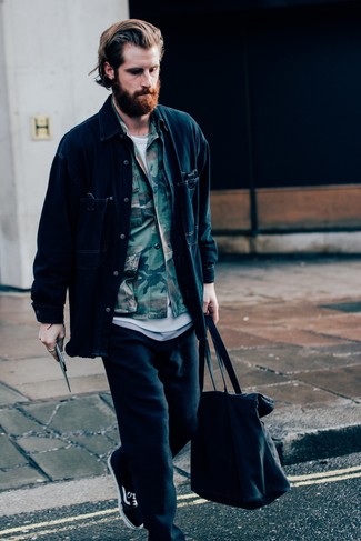 Какие спортивные штаны носить с черными низкими кедами мужчине