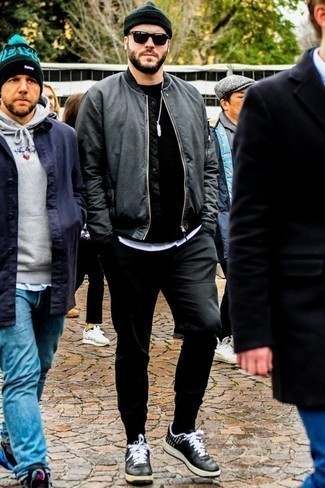 Какие спортивные штаны носить с черными низкими кедами мужчине