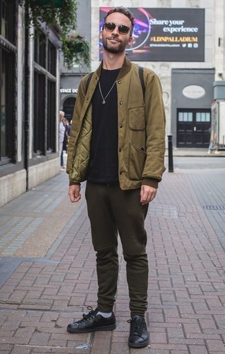 Какие спортивные штаны носить с черными низкими кедами мужчине