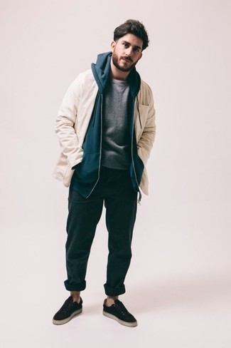 Какие спортивные штаны носить с черными низкими кедами мужчине