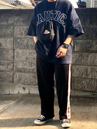 Какие спортивные штаны носить с черными низкими кедами мужчине