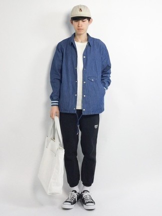 Какие спортивные штаны носить с черными низкими кедами мужчине