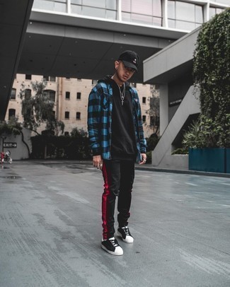 Какие спортивные штаны носить с черными низкими кедами мужчине