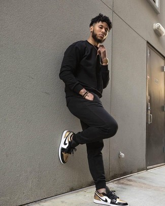 Какие спортивные костюмы носить с черными низкими кедами мужчине