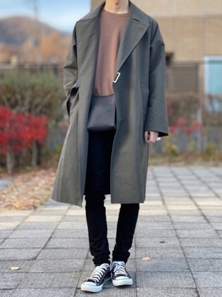 Какие плащи носить с черными низкими кедами мужчине