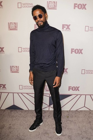 Какие водолазки носить с черными низкими кедами мужчине