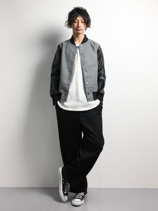 Какие университетские куртки носить с черными низкими кедами мужчине