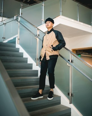 Какие университетские куртки носить с черными низкими кедами мужчине