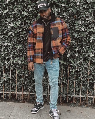 Какие свитера на молнии носить с черными низкими кедами мужчине