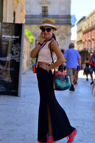 Какие укороченные топы носить с черной длинной юбкой