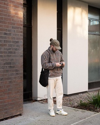 С чем носить черную сумку почтальона