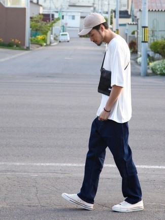 С чем носить черную сумку почтальона