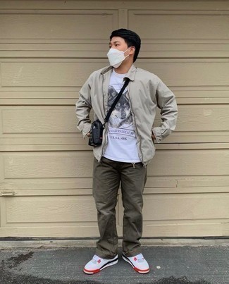 С чем носить черную сумку почтальона