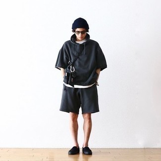 С чем носить черную сумку почтальона