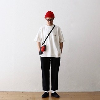 С чем носить черную сумку почтальона