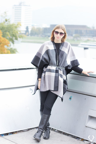 Какие свитера с круглым вырезом носить с черными полусапогами