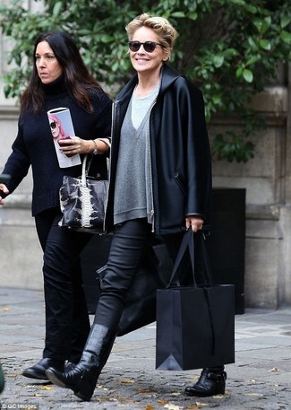 Какие свободные свитера носить с черными полусапогами