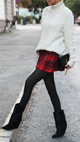 Какие водолазки носить с черными полусапогами