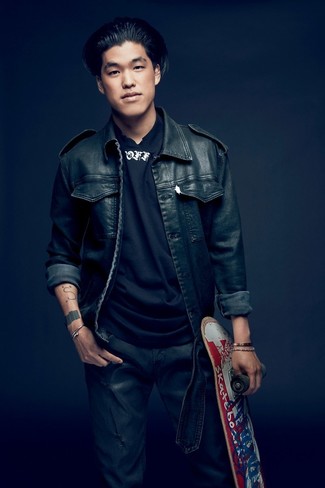 С чем носить черную куртку в стиле милитари мужчине