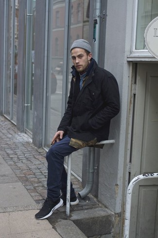 С чем носить черную куртку в стиле милитари мужчине