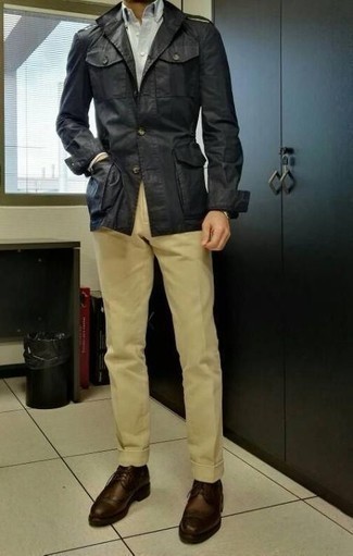 С чем носить черную куртку в стиле милитари мужчине