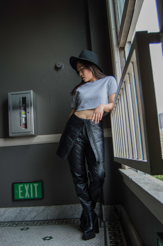 Какие ботильоны носить с черной мини-юбкой