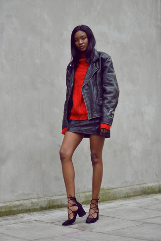 Какие косухи носить с черной мини-юбкой