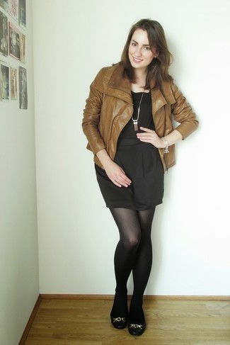 Какие косухи носить с черной мини-юбкой