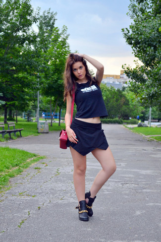 Как носить черную мини-юбку с черной майкой