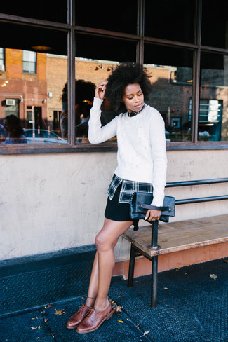 Как носить черную мини-юбку с коричневыми кожаными брогами