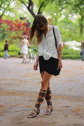 Какие блузы на пуговицах носить с черной мини-юбкой