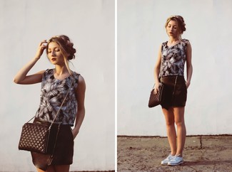 Какие топы без рукавов носить с черной мини-юбкой