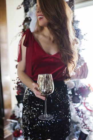 Какие топы без рукавов носить с черной мини-юбкой