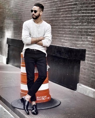 Какие свитера с круглым вырезом носить с черными монками