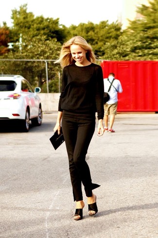 Какие футболки с длинным рукавом носить с черными сабо