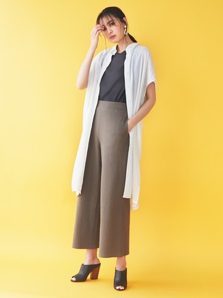 Какие широкие брюки носить с черными сабо