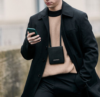С чем носить черную сумку на шею мужчине