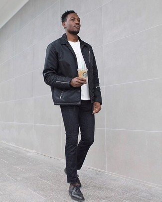 Как носить черную нейлоновую куртку-рубашку с черными джинсами мужчине